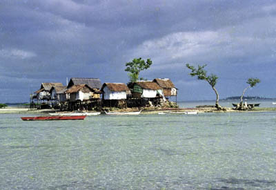Philippinen, Südostasien: Vielseitiges Inselreich im Pazifik - Kleine Insel mit Hütten 