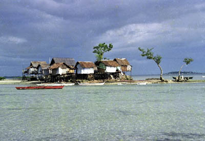 Philippinen, Sdostasien: Vielseitiges Inselreich im Pazifik - Kleine Insel mit Htten 